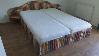 Prodám starší čalouněnou dvoupostel 210 x 170 cm - 5