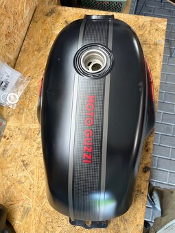 Nádrž Moto Guzzi V7 Carbon - 5