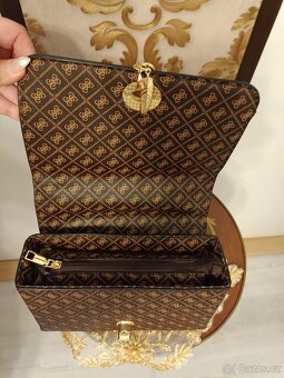 Kufříkova kabelka Guess s přívěskem. - 5