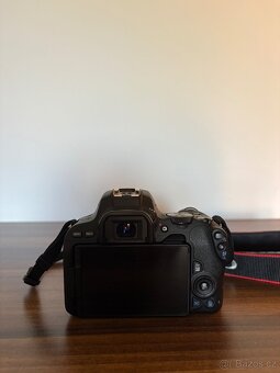 Zrcadlovka Canon EOS 200D + Canon EF 50 mm f/1.8 STM - 5