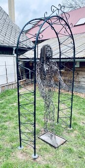 Prodám kovovou sochu ženy - 5