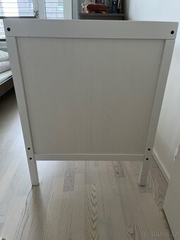 Dětská postýlka bílá IKEA Sundvik + matrace IKEA Skonast + o - 5