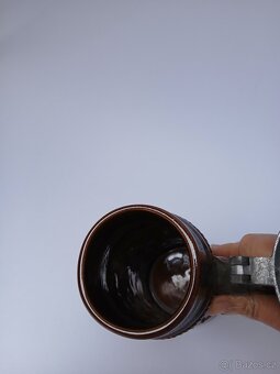 Keramický korbel se zdobeným cínovým víkem - 5