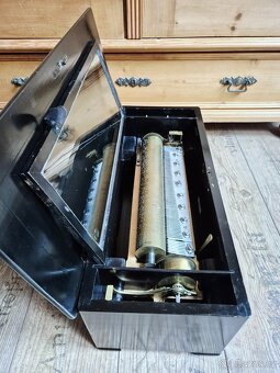 Krásný starožitný hrací stroj se zvonečky a bubínkem - 5