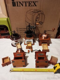 Mlýnky na kávu 18 ks + 2 ks dóz + korbel atd. - 5