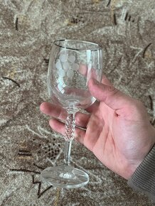 sklenicky na vino a nadoba na rozlevani - 5