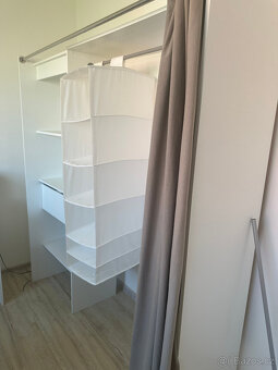 Šatní skříň se závěsem - 5