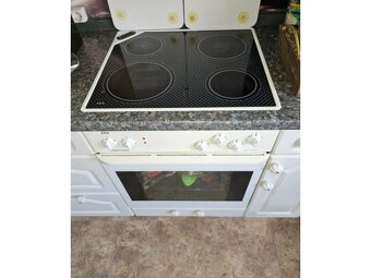 Bílá venkovská kuchyně s vestavěnými spotřebiči,5387 - 5