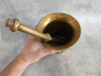 Krásný starý mosazný hmoždíř s erbem a tloikem - 5