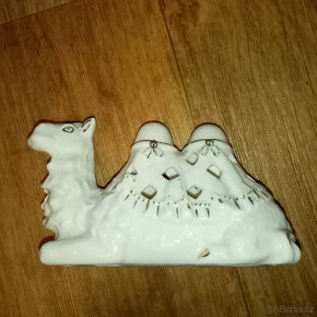 Prodám staré sklo etažéry, mísa, nástolec a porcelán figurky - 5