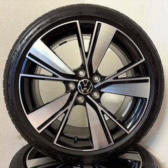 VW GOLF VIII 8 BAKERFIELD 5x112 R18 ET51+LETNÍ 225/40R18 5mm - 5