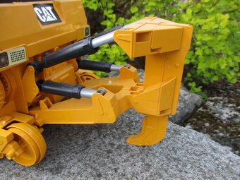 2x BRUDER / NĚMECKO -- NÁKLAĎÁK MAN + BULDOZER CAT - 5