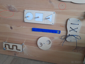 Montessori učící dětská deska ve tvaru domu s různými prvky - 5