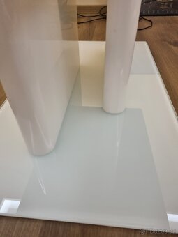 Bílý jídelní stůl - 5