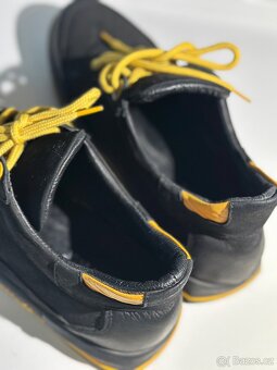 Stylové černé boty se žlutými detaily - 5