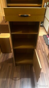 Úzka  dřevěná skříňka se zásuvkou a policemi. - 5