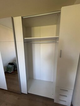 Krásná zánovní ložnicová skříň se zrcadly - 5