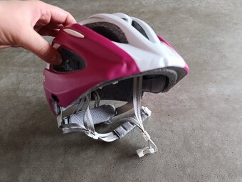 Dívčí zimní brusle a helma - 5