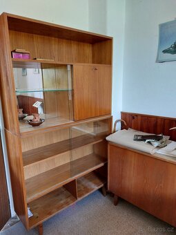 Sektorový nábytek 60.léta - vitrína, knih., peřiňák, skříně - 5