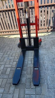 Prodám ruční vysokozdvižný paleťák 800 kg - 5