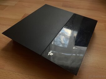 PS4 Playstation 4 + ovladač + nabíječka + 3x kabel + knihy - 5