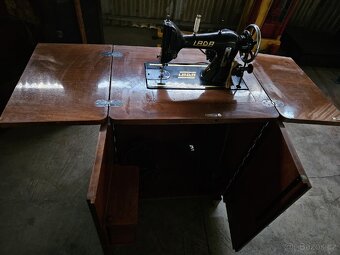 starožitný šicí stroj - 5