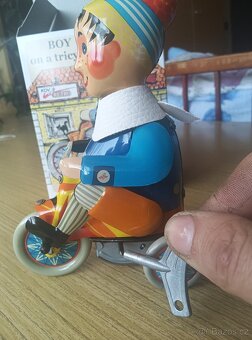 Kluk na tříkolce - 5