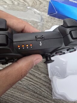 Prodám bezdrátový ovladač plně funkční na ps3 s nabíjecí kab - 5