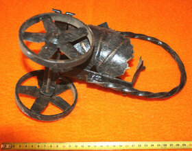 Víno držák kov, tvar dělo pojízdné retro cca 1970 - 5