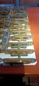 Mosazné kování , kličky,kliky. 29 ks. - 5