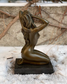 Bronzová socha - Svůdná sedící na postavci nahá dívka - 5