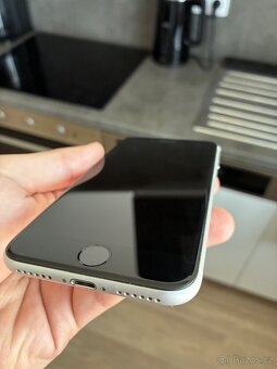 Prodám iPhone SE 2020, 128 GB, bílá barva, skvělý stav - 5