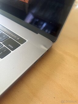 MacBook Pro 15" (2016) – i7, 16 GB RAM, 256 GB SSD - 5