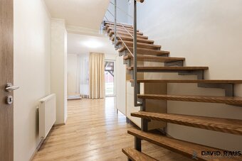 Prodej rodinného domu 4+kk s bazénem (159 m2) a zahradou, ul - 5