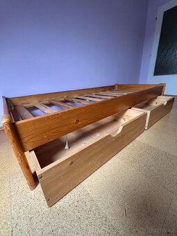 Prodám masivní smrkovou postel 90x200 + 2x pojízdné šuplíky - 5
