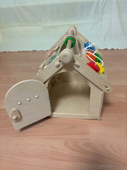 Dřevěný domeček na procvičování motoriky . - 5