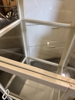 Hezká bílá-skleněná vitrína IKEA - 5