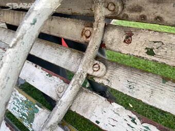 Stara litinova lavicka - 5