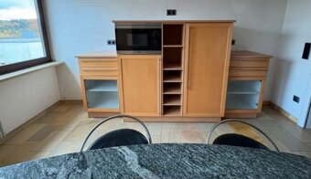 Kuchyně s ostrůvkem, kamennou deskou a spotřebiči,5708 - 5