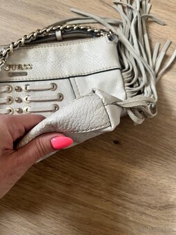 Světlá kabelka Guess - 5