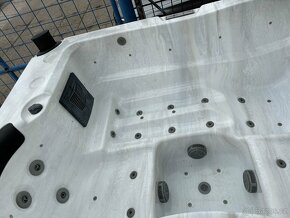 USA vířivka pro 3 osoby..Stereo 2xmasažní motor - 5