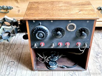 Staré rádio včetně sluchátek, Francie, rok 1923 - 5