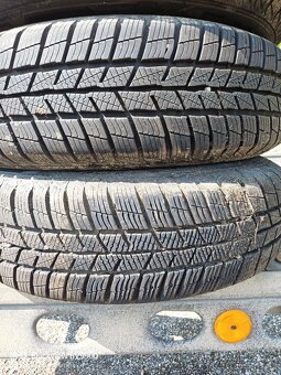 Zimní pneu Barum 175/70 R14 na disku Fabia 5x100. - 5