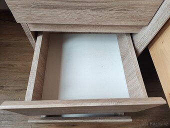 Psací stůl se třemi zásuvkami - 5