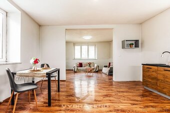 Dům (242 m2) s byty 4+kk (95,4 m2) a 3+kk (146,8 m2) v OV, Č - 5