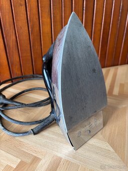 Žehlička z 50.let 20.století - 5