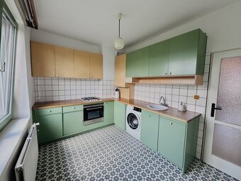 Prostorný byt 3+1 s balkonem, zahrádkou a osobitým stylem na - 5