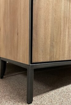 Dřevěná vitrína LUGAL – přírodní elegance - 5