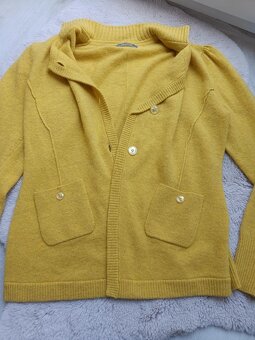 Dámský žlutý vlněný svetr s kapsami, vel. M/L - 5