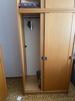 Dřevěné skříně – větší a menší, úložný prostor + police - 5